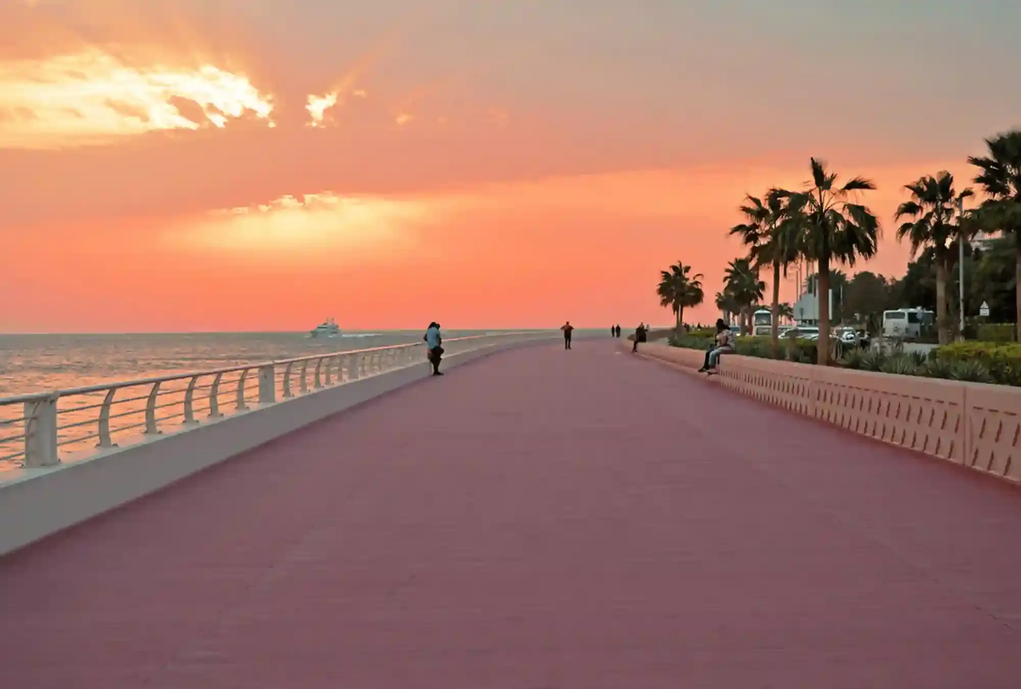 palm-jumeirah-boardwalk-1692856240