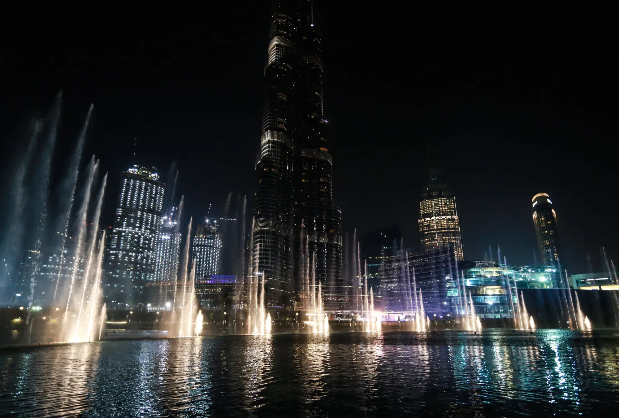 the-dubai-fountain---places-to-visit-in-uae-for-free-1701434816